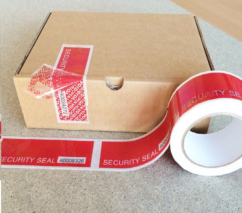 security label in rood op een doos