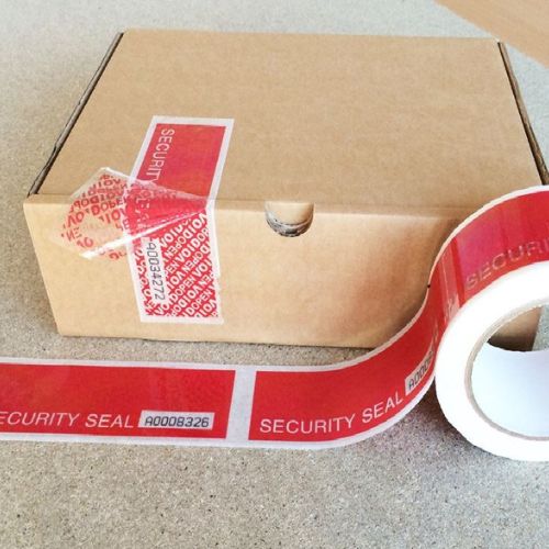 rol rode security labels met voorbeeld op de kant van een kartonnen doos