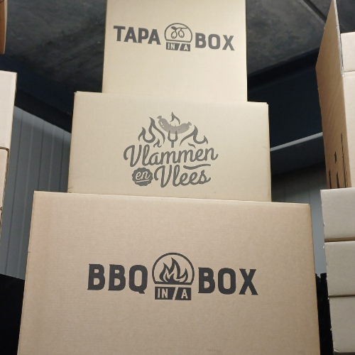 3 Bedrukte dozen met logo op.