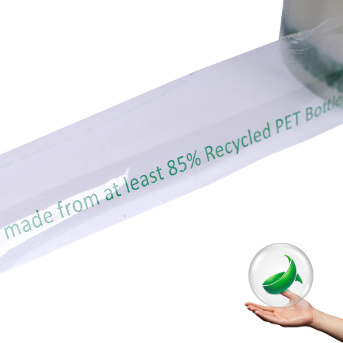 Verpakkingstape op basis van 85% gerecycleerde PET-flessen. Dit staat ook zo op deze transparante tape in groen geschreven.